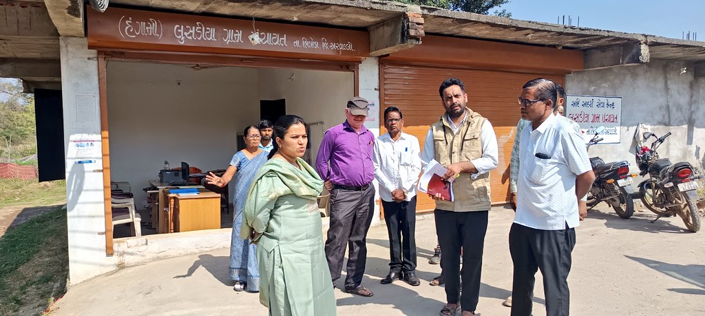 શામળાજી તાલુકાના લુસડીયા ગ્રામ પંચાયતની આકસ્મિક મુલાકાત લઇને એપેન્ડિક્ષ-એ દફતરની તપાસણી કરી તથા સર્વે નંબર હદ નિશાન સ્થળનું નિરીક્ષણ,ગામના સરપંચશ્રી તથા ગામના લોકો સાથે ગામના પ્રશ્નો બાબતે ચર્ચા કરી જરૂરી સુચનો આપ્યાં. 
#ગામમુલાકાત #લુસડીયા <a href="/CMOGuj/">CMO Gujarat</a> <a href="/revenuegujarat/">Revenue Dep. Gujarat</a> <a href="/JayantiRavi/">Jayanti Ravi</a>