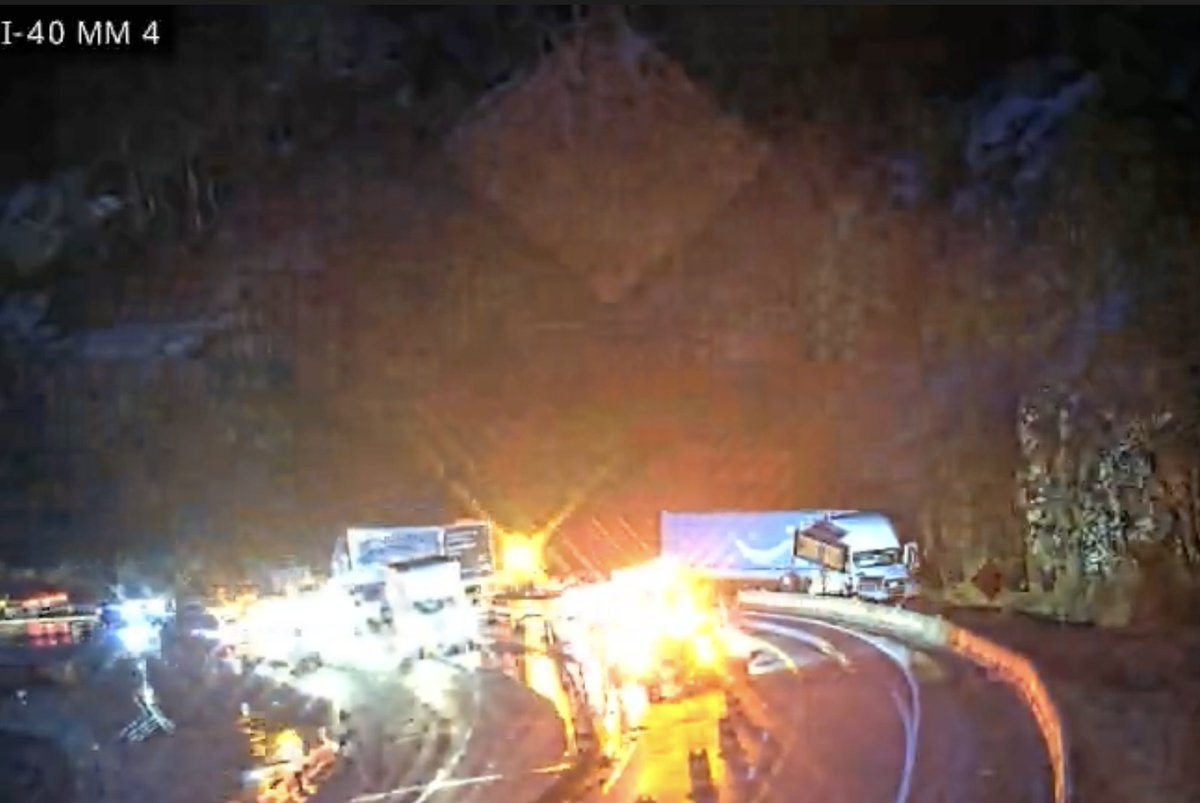 🚨 Heads-up...
🚛 Truck stuck on wrong side of wall near MM 4 in Pigeon River Gorge
🚙 Traffic is moving in both directions
🙏 Please be cautions in the Gorge