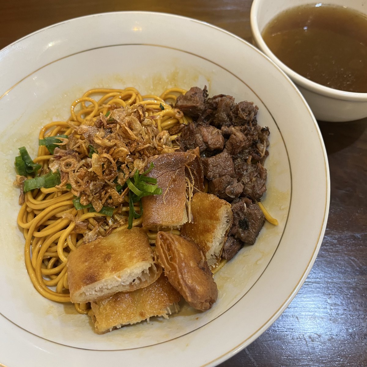 acipanser's tweet photo. judul restonya: SOTO MIE KELUARGA @ Kelapa Gading. @gadinglyfe 

sering lewat tapi baru coba barusan.

kesimpulan: penting dimakan dan enak!!

kiri: soto mie, ingredients pada umumnya, tapi kuah kaldunya tebel.

kanan: yamin manis pake risol dan daging oseng.

porsi memuaskan!! https://t.co/ifk3Cv2v7P