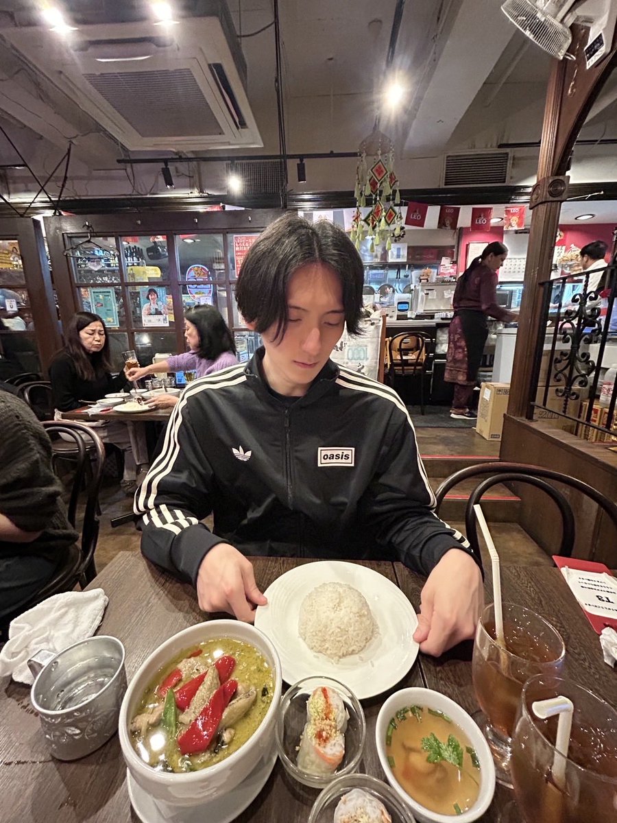 [オフ期間の過ごし方リレー]

No.23 荒木 幸夫(3年)

先輩方にES添削をしてもらってる荒木です。趣味はタイ料理を巡ることであり、オフ期間はたくさん食べており、最近はグリーンカレーにハマっており、剣道部で流行らせます。

次は、もうすぐ幸せ掴めそうな井上です