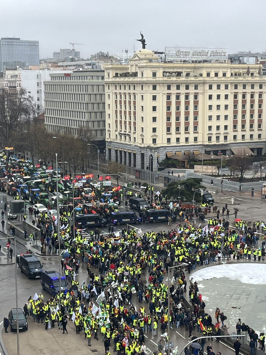 cmpoggio's tweet image. “Si el campo no produce, la ciudad no come.” 🚜🔥🇪🇸 

Manifestación de agricultores hoy en Madrid.