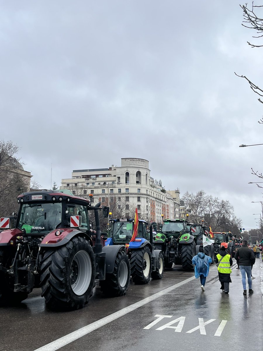 cmpoggio's tweet image. “Si el campo no produce, la ciudad no come.” 🚜🔥🇪🇸 

Manifestación de agricultores hoy en Madrid.