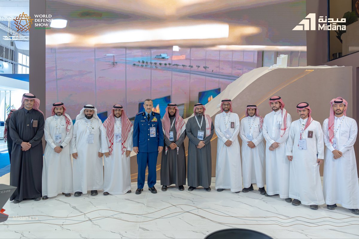 صاحب السمو الملكي الفريق الركن تركي بن بندر بن عبدالعزيز، قائد القوات الجوية الملكية يزور جناح ميدنة في #معرض_الدفاع_العالمي؛ حيث اطلع سموه على نطاق عمل ميدنة في مجالات الاختبار والتقييم،مثنياً على كفاءة كوادرها الوطنية، ومشيداً بالشراكة الاستراتيجية التي تجمعهما بالقوات الجوية.