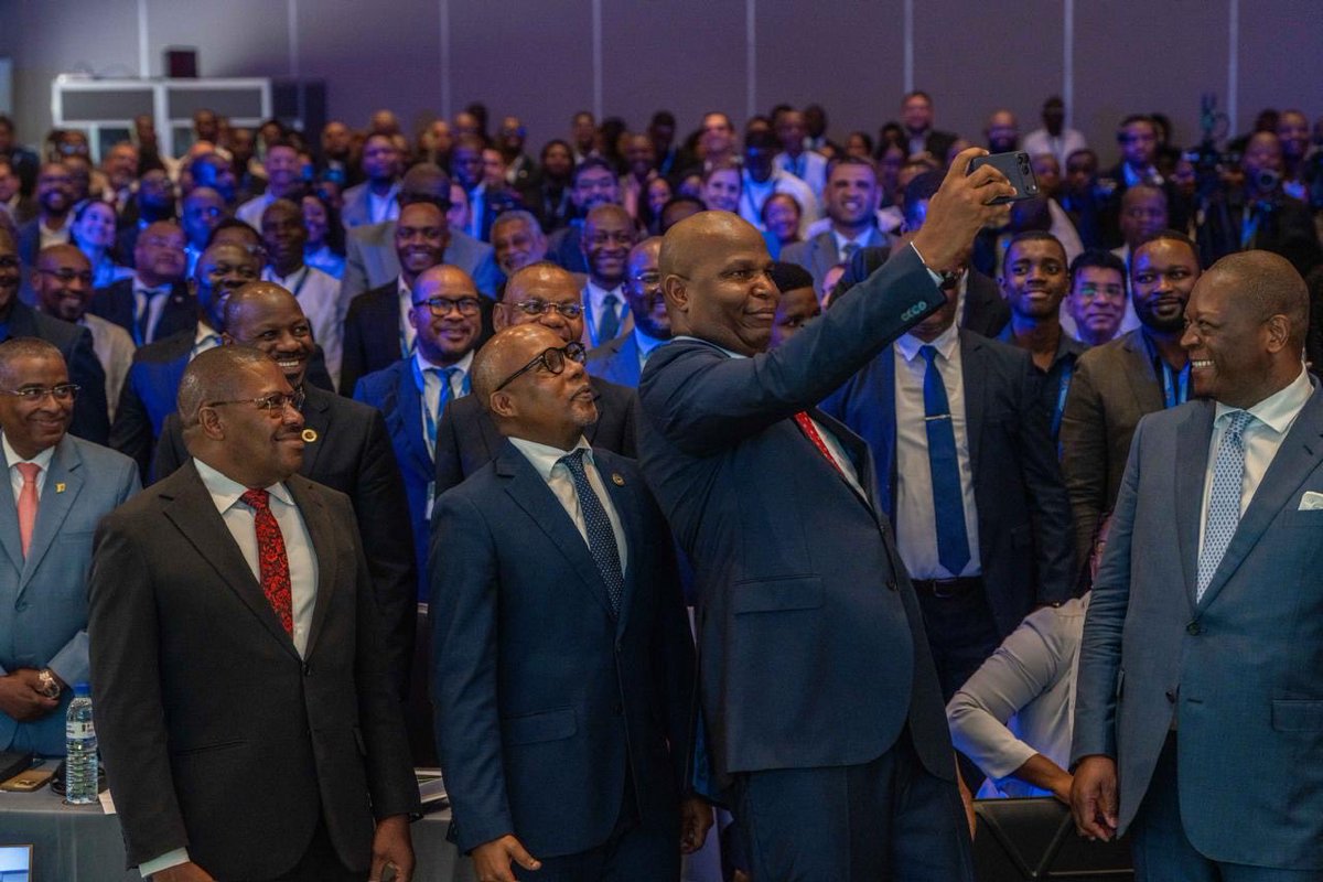 UM ESTADO À DISTÂNCIA DE UM CLIQUE, PRÓXIMO DO CIDADÃO 🇲🇿

No âmbito da abertura da Iª Conferência Nacional sobre Transformação Digital, reafirmámos que o futuro de Moçambique é digital - e começa agora.

Não queremos um Estado lento e fragmentado. Queremos um Estado moderno,