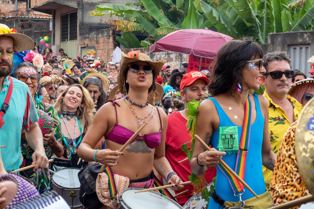 Carnaval é feriado ou ponto facultativo em BH? 

No Brasil, a data não é considerada por lei como dia de descanso, no entanto, alguns estados decretaram feriado.

Entenda: cdlfm.com.br/carnaval-e-fer…