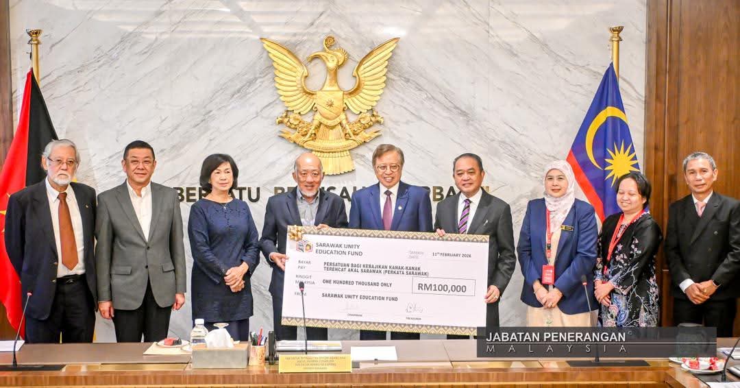 JapenSarawak's tweet photo. Penyerahan cek sumbangan Sarawak Unity Education Fund (SUEF) kepada Persatuan Bagi Kebajikan Kanak-Kanak Terencat Akal Sarawak (PERKATA) telah disempurnakan dalam sesi kunjungan hormat ke atas Premier Sarawak, di Kompleks Satria Pertiwi, pagi tadi. https://t.co/7S7qcfA3p2