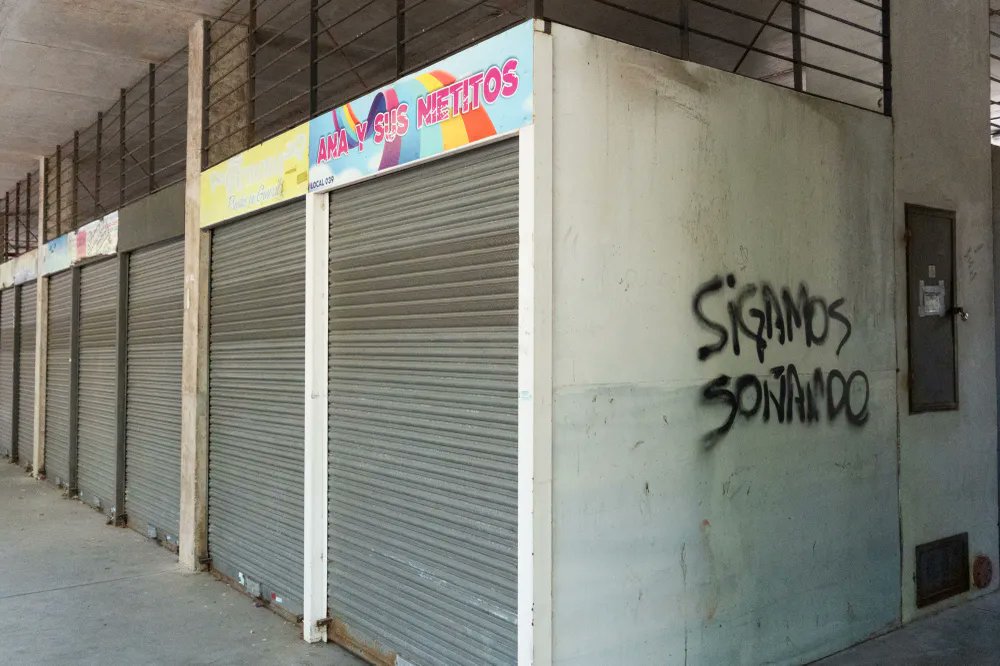 En 2014 la intendenta Ana Olivera inauguró el Mercado del Cordón en Arenal Grande y Avenida Uruguay, una feria de dos pisos y 155 locales que vendían, principalmente, ropa barata. La obra costó US$ 2 millones. Hoy esta casi sin negocios y ocupada por indigentes.  Típico de la IM.