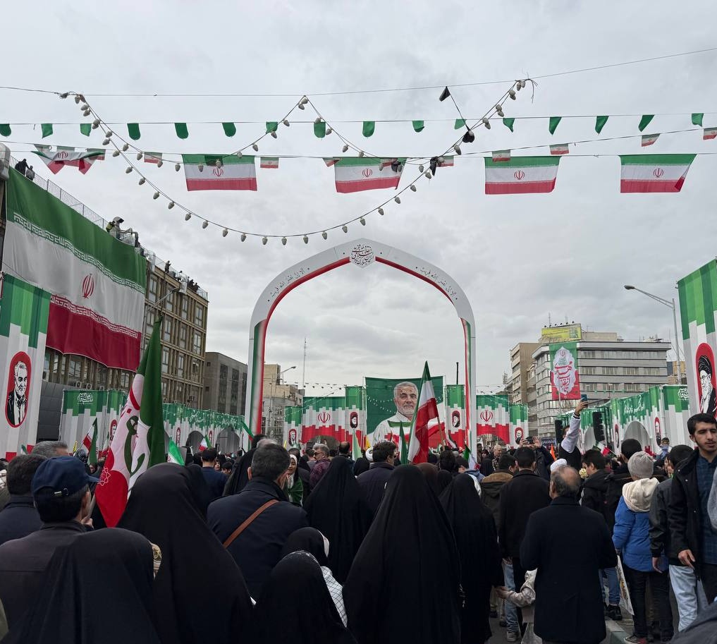 -به جمهوری اسلامی که ثمره‌ی خون پدرانتان است؛ تا پای جان وفادار بمانید.
امام‌خمینی(ره)