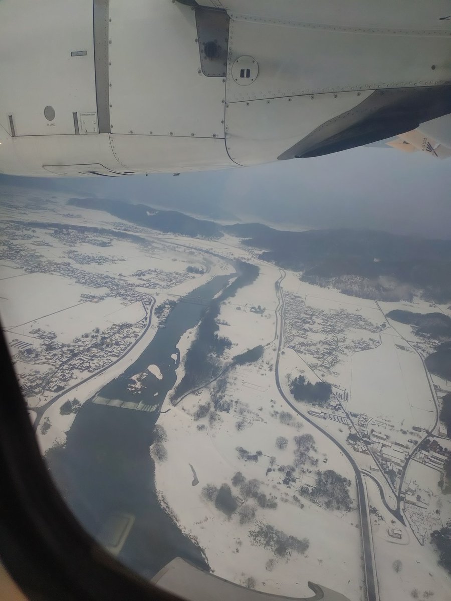 XGp634ad's tweet photo. 久しぶりにプロペラ機に乗りたくなって、急遽、伊丹↔但馬を往復🛩️
但馬空港に近付くに連れて雪が！寒かった💦
#JAL　#但馬空港　#雪 https://t.co/i1LpxuWtXS