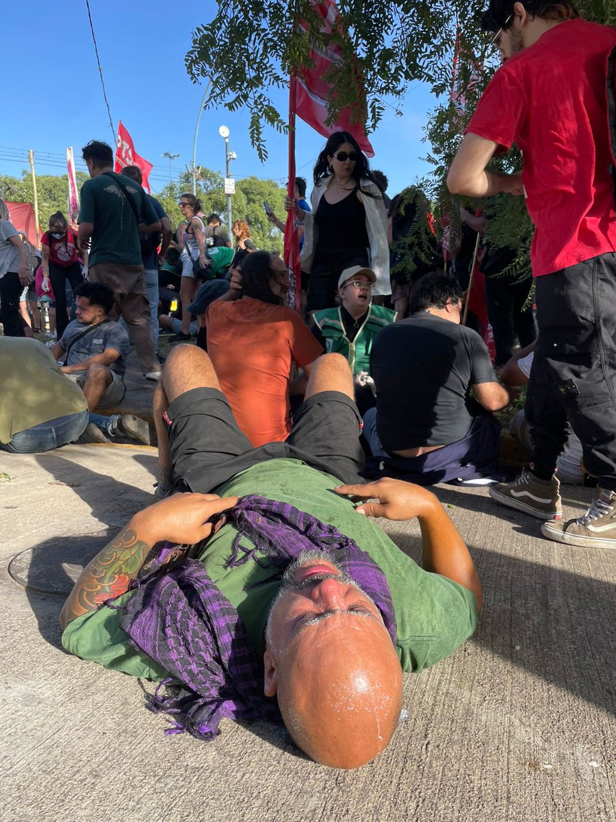 VilchesLaura's tweet photo. Hoy van a saquear nuestros derechos: Hicimos un corte en Puente Centenario y la respuesta de Llaryora y Quinteros es gasear jubiladxs, docentes, estudiantes. 3 trabajadores presxs: Nahuel Rodríguez de la CDirectiva de UEPC Capital, Ignacio Meneses docente, Víctoria Marconetto. https://t.co/slYGdfEHVz