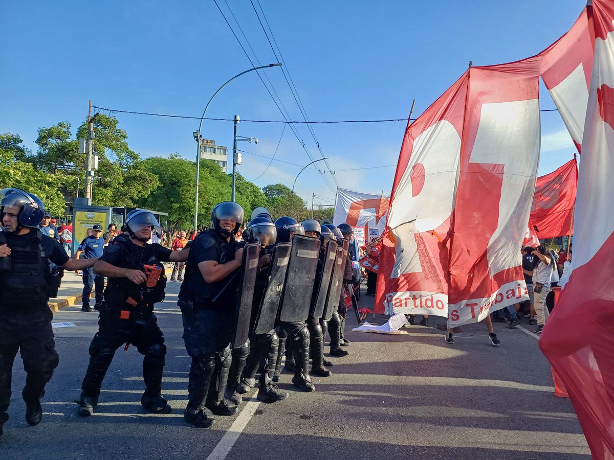 Hoy van a saquear nuestros derechos: Hicimos un corte en Puente Centenario y la respuesta de Llaryora y Quinteros es gasear jubiladxs, docentes, estudiantes. 3 trabajadores presxs: Nahuel Rodríguez de la CDirectiva de UEPC Capital, Ignacio Meneses docente, Víctoria Marconetto.