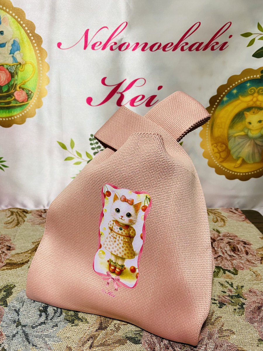 「癒しのアートアイテム」ニットトートバッグ💖

ふんわりニットに包まれたレトロちゃん。

甘くて上品な、大人可愛いトートバッグが出来ました💕

冬のお出かけのお供に。
持つたびに、気持ちもほっこり暖かくなります❣️

#白猫レトロちゃん
#猫の絵描きKei