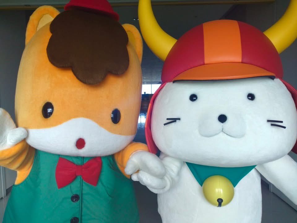 本日、ひこにゃんは「ぐんまちゃんお誕生日会2026」に出陣しました！ぐんまちゃん、お誕生日おめでとうございます㊗️

ぐんまちゃんは、4月11日(土)にひこね市文化プラザで開催される「ひこにゃん生誕20周年記念パーティー」にきてくれます。