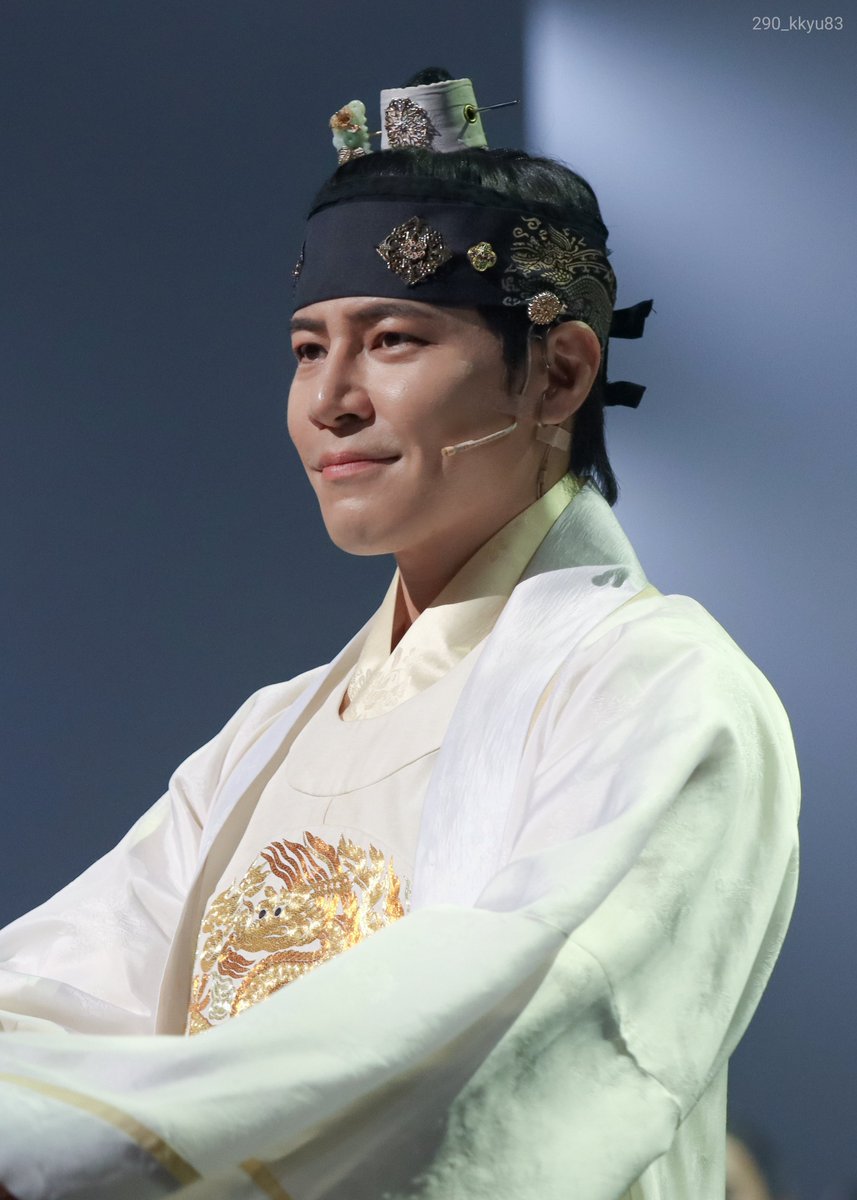 260211 한복입은남자 커튼콜데이
백룡포 너무 좋다....근데 옷에 눈알 신경쓰여ㅎㅎ
세종/진석 #이규형