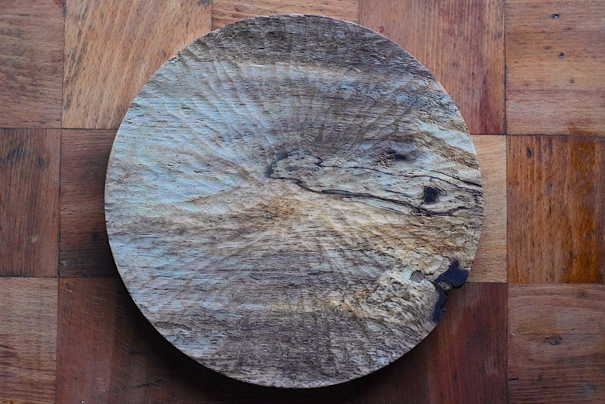 カービングナイフが届いたので製材した柿を旋盤で皿にしてから調子をつけてみた
元々は乾燥前の柔らかい生木を対象にしたナイフなのでどんなものかと思っていたが結構面白い