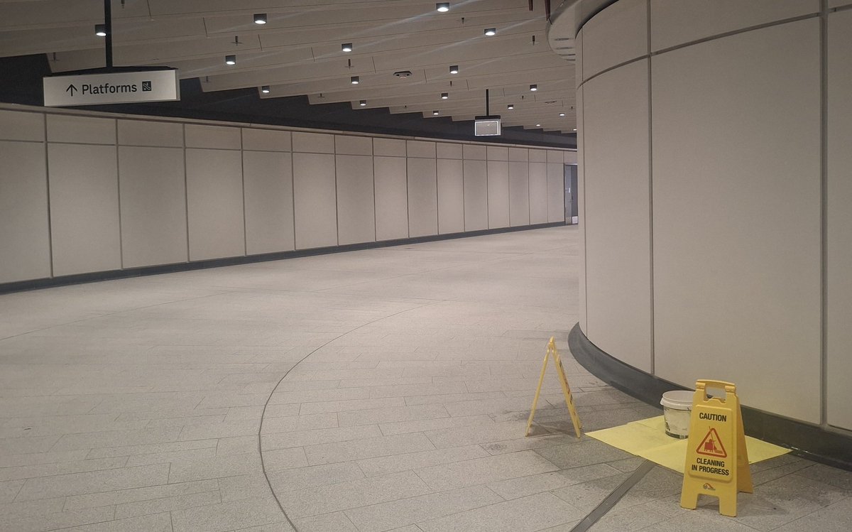 craig_halsall's tweet image. A little rain and they need to bring out the buckets 🪣
#StateLibraryStation #MetroTunnel #MetroTrains
