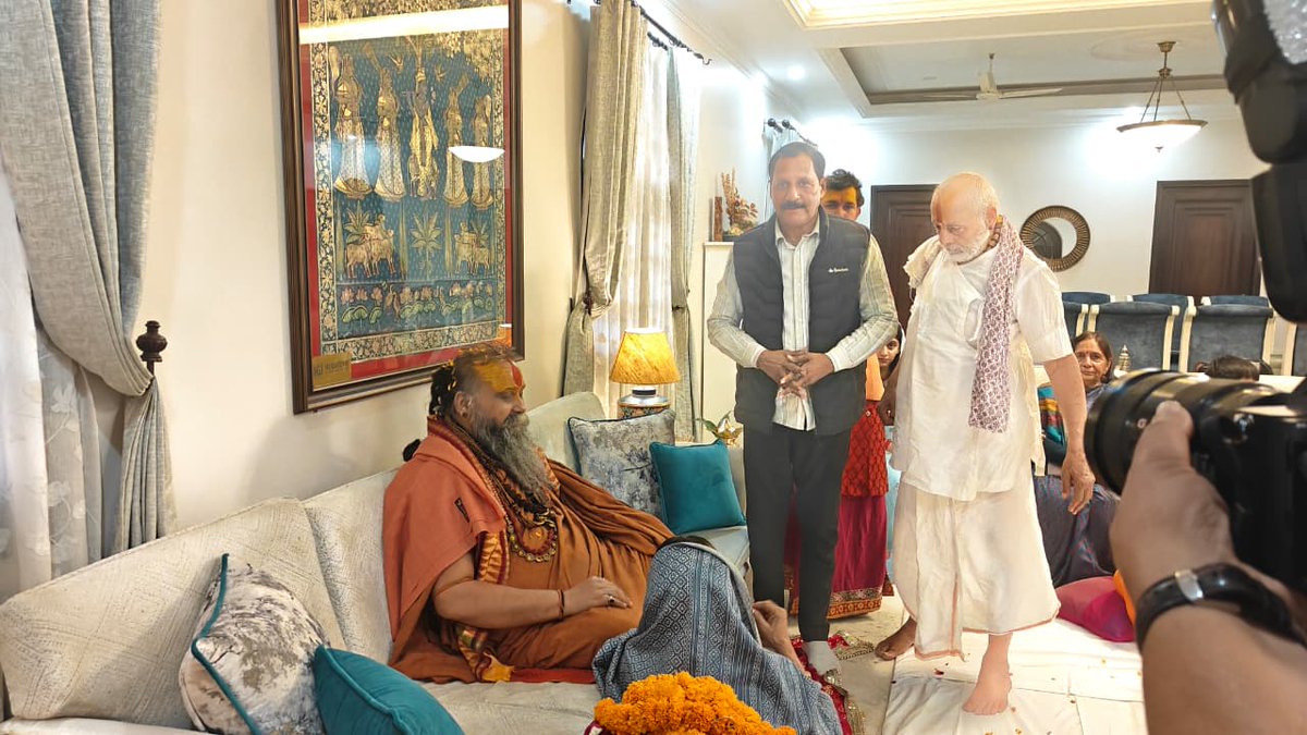 प्रथम भगति संतन कर संगा।
दूसरि रति मम कथा प्रसंग।।

मलूक पीठाधीश्वर श्री राजेंद्रदास जी महाराज के रीवा आगमन पर दर्शन कर आशीर्वाद प्राप्त किया।