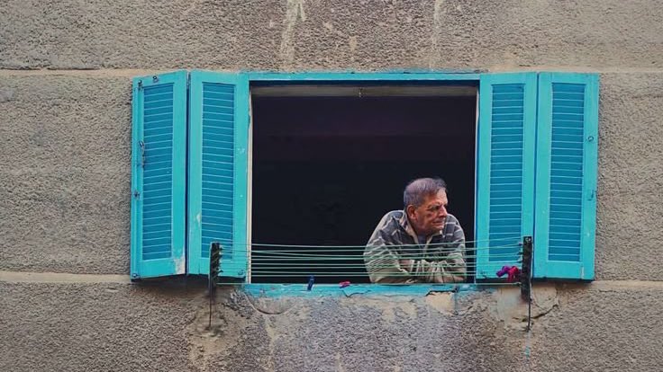 Teslim olunca her şey değişir, 
zorlamayınca akar, 
beklemeyince gelir, 
kabul edince iyileşir.