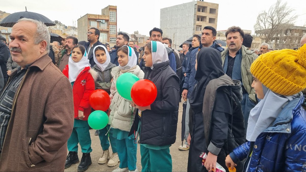 Dinara__1991's tweet photo. بچه‌ها با اشتیاق و سوال‌های بی‌پایان، راهپیمایی را نورانی کردند. هر گامِ آنها، چشمانی را روشن‌تر می‌کند. بیایید با هم ادامه دهیم. 
#فتح_بزرگ
#روز_قدرت_ایران https://t.co/Y6fsaADhyj