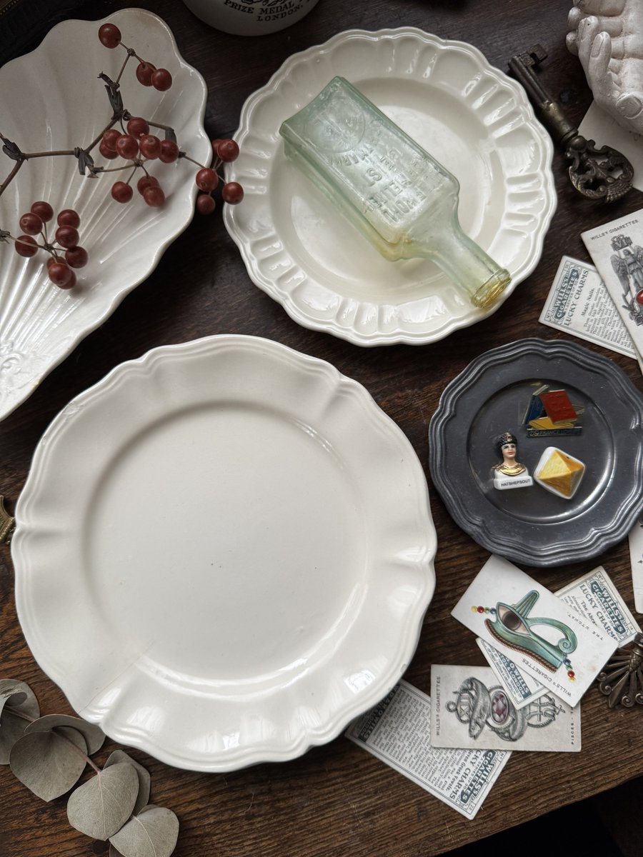 平安蚤の市では、🇫🇷サルグミンヌの花リムプレートを購入。 1920