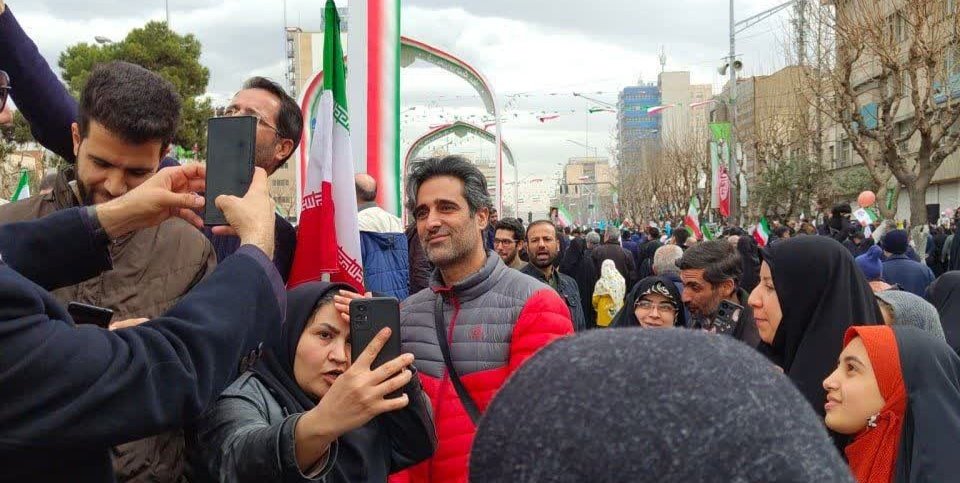 یکی از اونور دنیا فراخوان میده، خودش میره گردش و تفریح
یکیم میشه جوادقاراییِ باشرفِ وطن‌پرست✌🏻🇮🇷
#فتح_بزرگ
#روز_اتحاد