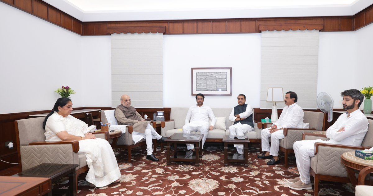 महाराष्ट्र की उपमुख्यमंत्री <a href="/SunetraA_Pawar/">Sunetra Ajit Pawar</a> जी से भेंट हुई।
हम सबके प्रिय स्व. अजीत पवार जी के जाने से महाराष्ट्र की राजनीति में जो रिक्तता आई है, उसे भरना आसान नहीं है, पर जनकल्याण और प्रदेश के विकास के उनके विजन को साकार करना हम सभी का साझा कर्त्तव्य है, जिसमें आपका संकल्प बहुत