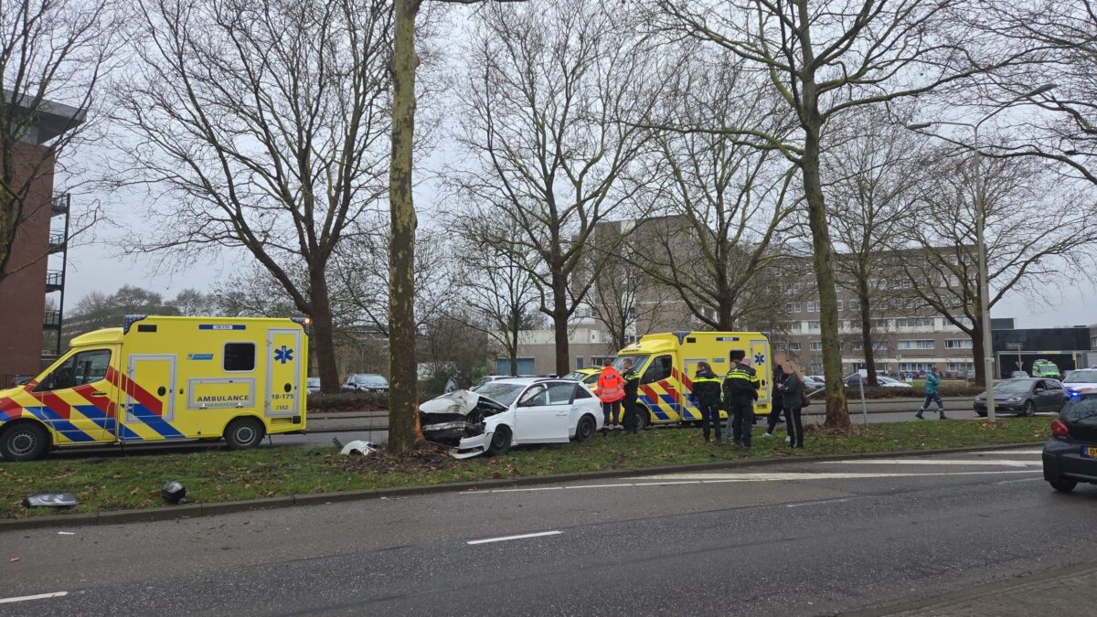 NIEUWS: Auto belandt tegen boom op Banneweg    gorinchem24.nl/auto-belandt-t…