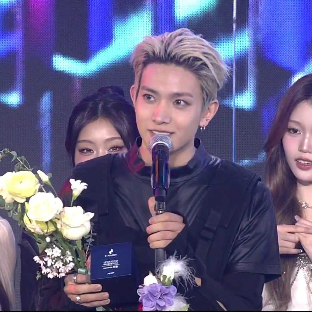 look at our award winner with 1,449,775,829 votes! HEESEUNG 😭