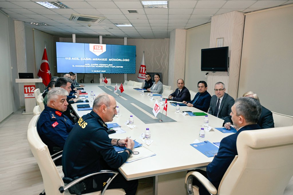AntalyaValilik's tweet photo. 1️⃣1️⃣ Şubat 1️⃣1️⃣2️⃣ Günü Kutlu Olsun 🇹🇷

📍112 Acil Çağrı Merkezi

☎️112 Acil Çağrı Hizmetleri İl Koordinasyon Komisyonu Toplantısı, ilgili kurum temsilcilerinin katılımıyla Valimiz @hulusisahin61 başkanlığında gerçekleştirildi.

🚨Vatandaşlarımızın can ve mal güvenliği için en zor ve en kritik anlarda büyük bir özveri ve fedakârlıkla görev yapan tüm 112 personelimizin, 112 Günü’nü kutlu olsun.

⚠️Unutmayalım ki; 1️⃣1️⃣2️⃣ sadece bir numara değil, hayata uzanan bir eldir.

✅Bu nedenle gereksiz aramalarla hattı meşgul etmeyerek gerçekten yardıma ihtiyacı olan vatandaşlarımızın hayatını riske atmayalım.

📞 Acil durumda tek numara⬇️
1️⃣1️⃣2️⃣ 🚑 🚓 🚒