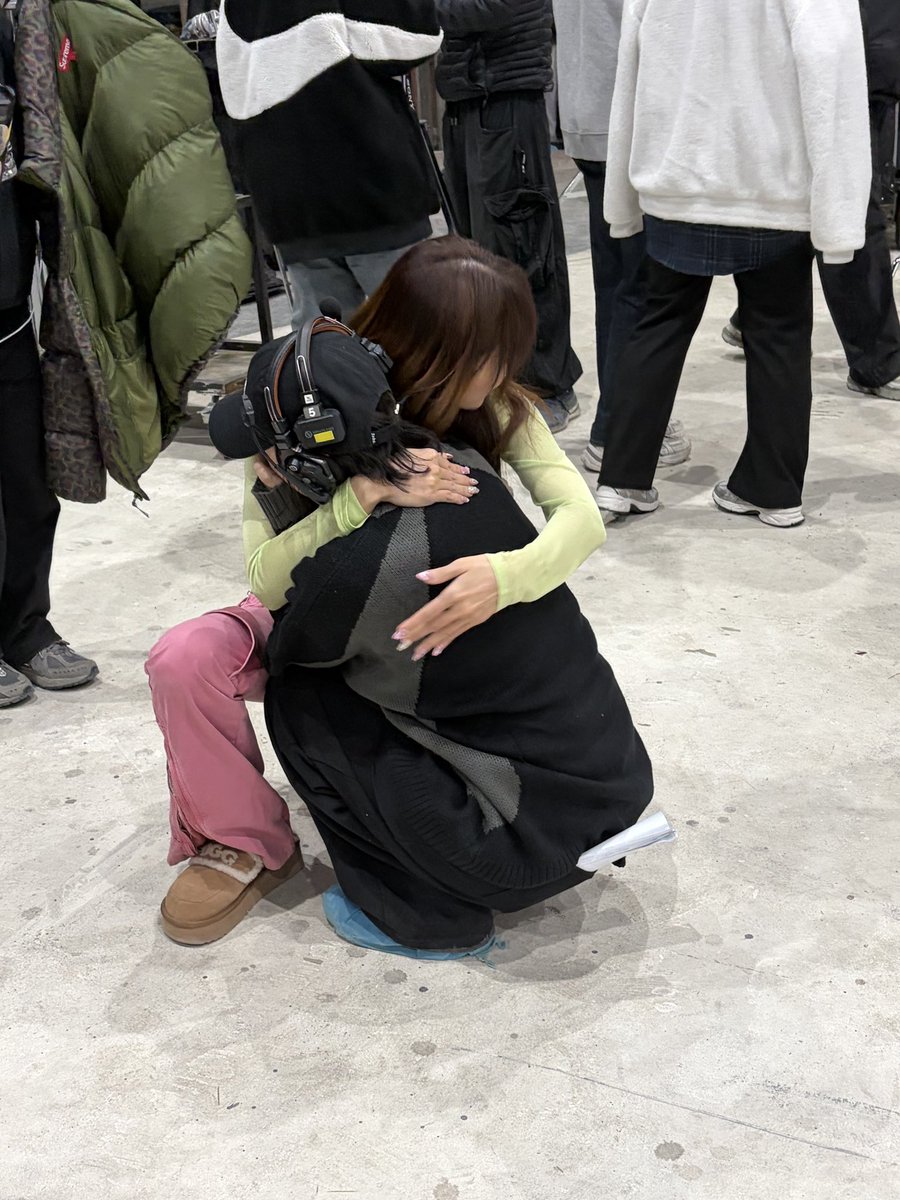 뮤비 촬영끝나고 은지언니 앞에서 엉엉 울어서
언니가 달래주셨다.. 일하느라 나 너무 더러워져서

저 더러워요 그랬더니 같이 있었는데 뭘 그러면서 꼭 안아준 은지언니.. 진짜 다음생에도 그 다음생억도 기억할 추억 만들어줘서 고마워요