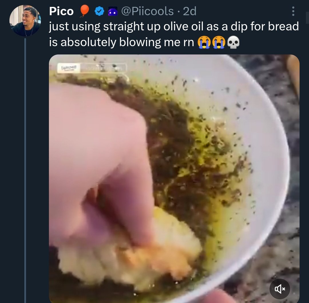 Araknne1's tweet photo. Americanos flipando porque mojamos el pan en aceite de oliva... Hay incluso quien pregunta, cómo podemos comer aceite CRUDOOOO?!?! 😳😳

Son sudesarrollados y no lo saben... https://t.co/CODaFSh9Dv