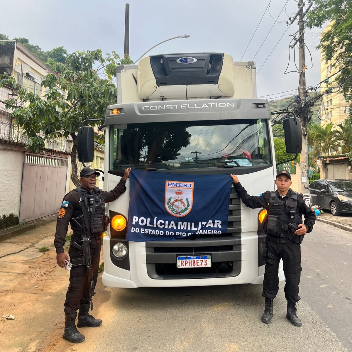 PMERJ's tweet photo. 🎯 CARGA DE FRIOS RECUPERADA NO ENGENHO DE DENTRO!

Equipes da #UPPLins recuperaram uma carga roubada de frios, avaliada em R$ 170 mil, durante abordagem realizada na Rua Camarista Méier, bairro Engenho de Dentro, nesta quarta-feira (11/02). (+)

#ServireProteger #PMERJ https://t.co/GsPpdn0oLS