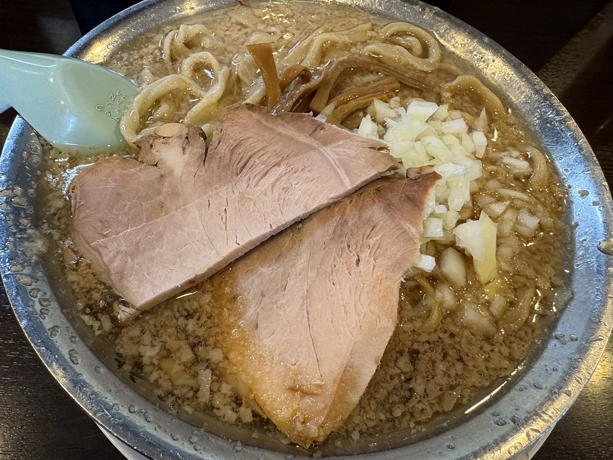 お昼は加茂市　成龍さんで『中華そば』900円を頂きました🍜
ステンレスの器が印象的。ザ・燕背脂ラーメンな佇まいで平打ちの極太麺に香り良いスープ、タマネギの食感が心地よくボリュームがあるのにスルッと完食。美味しかったですー😋