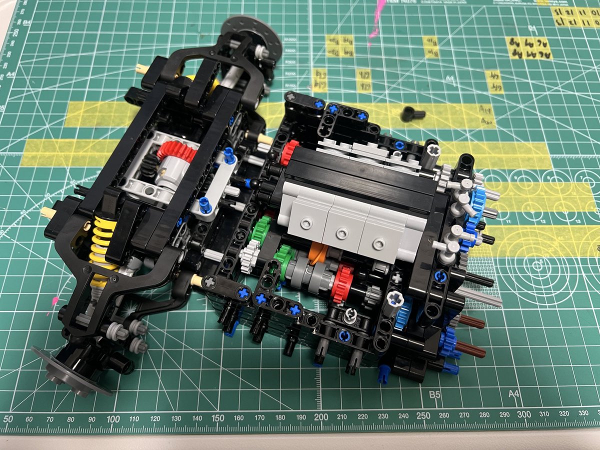 息子と毎日（元気な時）499Pを作るのを年明けてからやってるけどようやくエンジンから後ろがわかるようになってきた。
途中まではっきりと機構が明確にわからなかったから、リアメンバーとエンジン&amp;ミッションが繋がりそうになってるのがわかって結構気持ちいい。