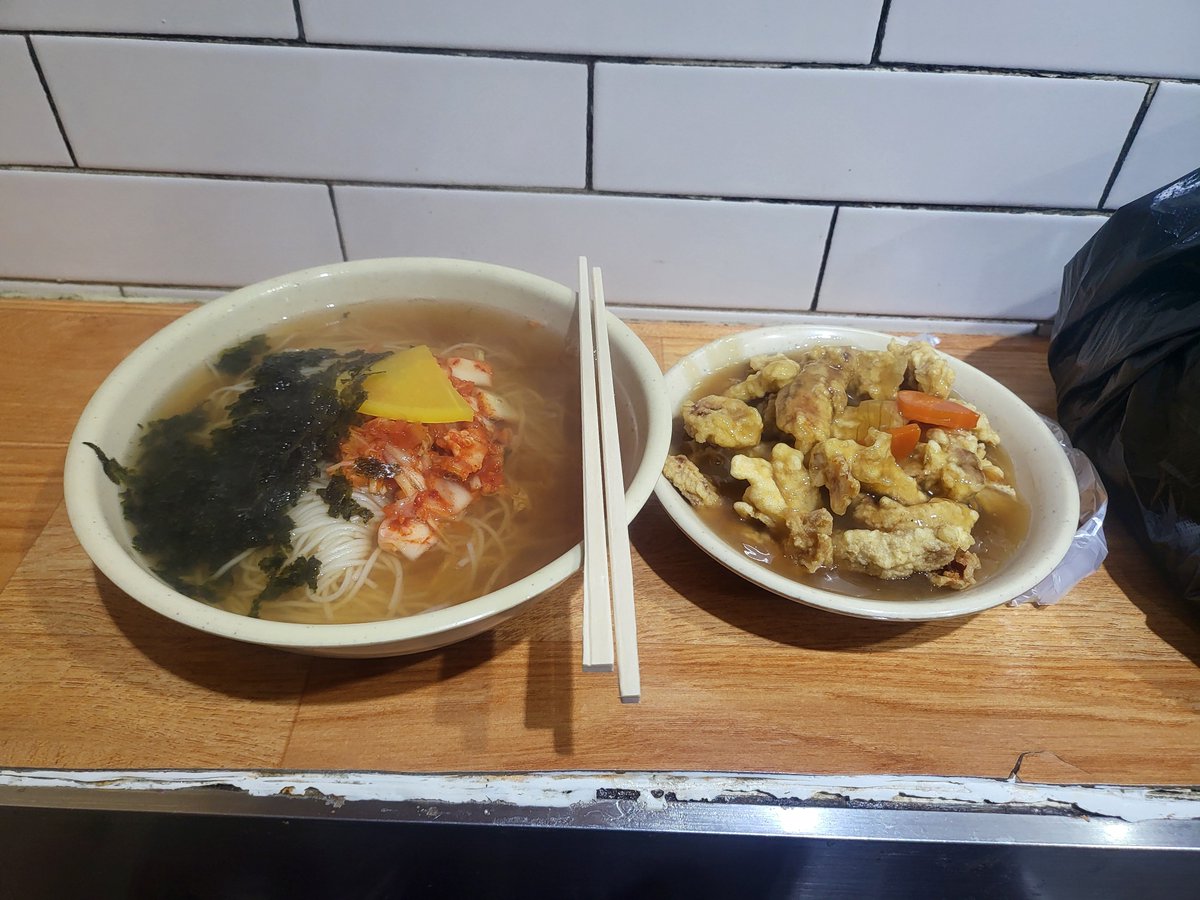 そういえば、今日は知人に会いに行ったついでに思い出の場所に行きました。 仕事を学び始めた頃、よく通っていたお店です··· 今の価格は、ジャンチクッス3000ウォン、酢豚3000ウォン。円で言うと600円？ 記憶が曖昧で、さらに上がったかどうかは覚えていませんが、ほぼ5年···