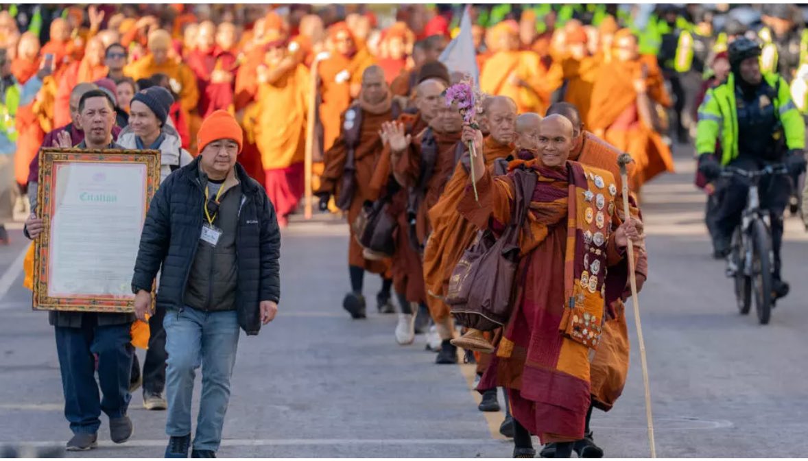 États-Unis: des moines bouddhistes ont marché 108 jours pour la paix jusqu'à Washington. Vêtus de robes safran, une vingtaine de moines bouddhistes sont arrivés mardi 10 février à Washington après avoir parcouru près de 3 000 kilomètres à pied à travers les États-Unis.
