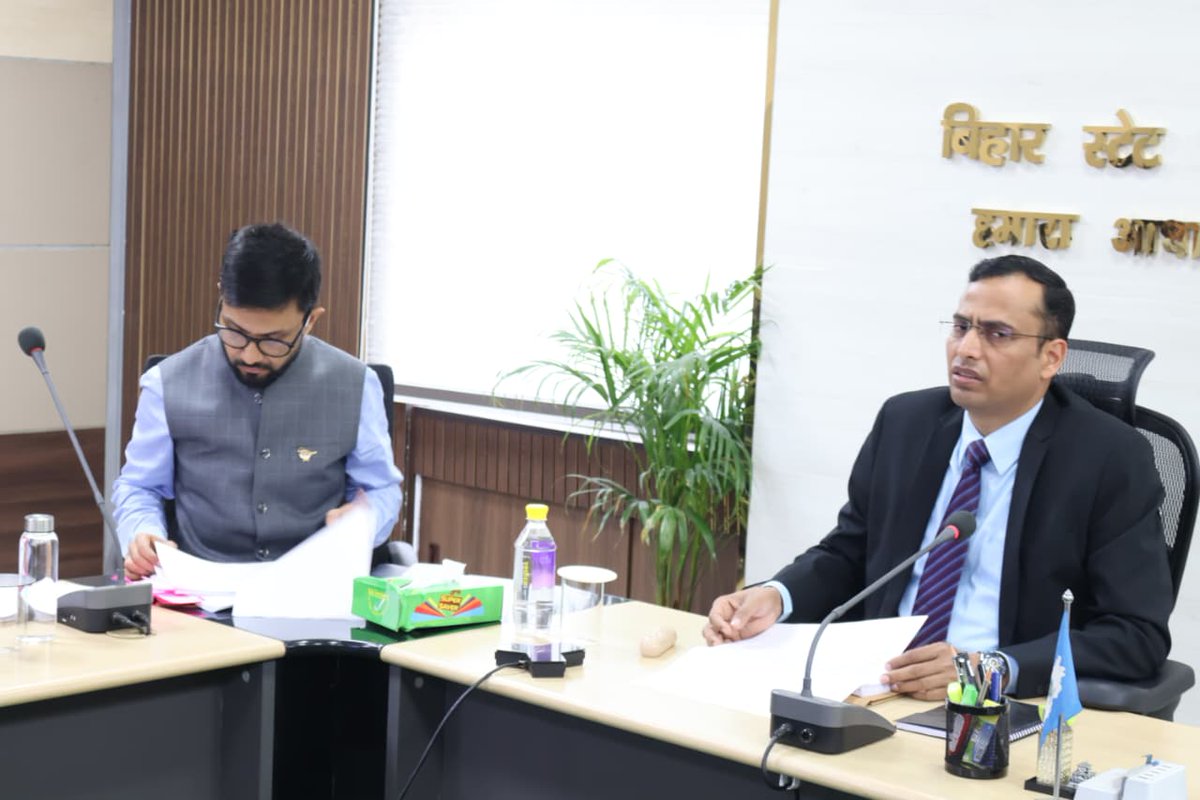 BiharEnergy's tweet photo. दिनांक 11 फरवरी 2026 को ऊर्जा विभाग के सचिव एवं बिहार स्टेट पावर होल्डिंग कंपनी लिमिटेड के अध्यक्ष-सह-प्रबंध निदेशक श्री मनोज कुमार सिंह (भा.प्र.से.) की अध्यक्षता में वीडियो कॉन्फ्रेंसिंग के माध्यम से बिहार स्टेट पावर ट्रांसमिशन कंपनी लिमिटेड के द्वारा कार्यान्वित परियोजनाओं की समीक्षा बैठक आयोजित की गई। बैठक में नॉर्थ बिहार पावर डिस्ट्रीब्यूशन कंपनी लिमिटेड तथा बिहार स्टेट पावर ट्रांसमिशन कंपनी लिमिटेड के प्रबंध निदेशक श्री राहुल कुमार (भा.प्र.से.) उपस्थित रहे। 

इस दौरान विभिन्न कार्यरत एजेंसियों के प्रतिनिधियों ने वीडियो कॉन्फ्रेंसिंग के माध्यम से भाग लेते हुए अपनी-अपनी परियोजनाओं की प्रगति रिपोर्ट प्रस्तुत की। ऊर्जा सचिव ने एजेंसियों को गुणवत्ता मानकों का कड़ाई से पालन कर निर्धारित समयसीमा के अंदर कार्य पूर्ण करने का निर्देश दिया।

@IPRDBihar @EnergyBihar @SEVA_BSPTCL 

#BSPHCL #BSPTCL #NBPDCL #BiharEnergy #PowerSectorReview #electricity