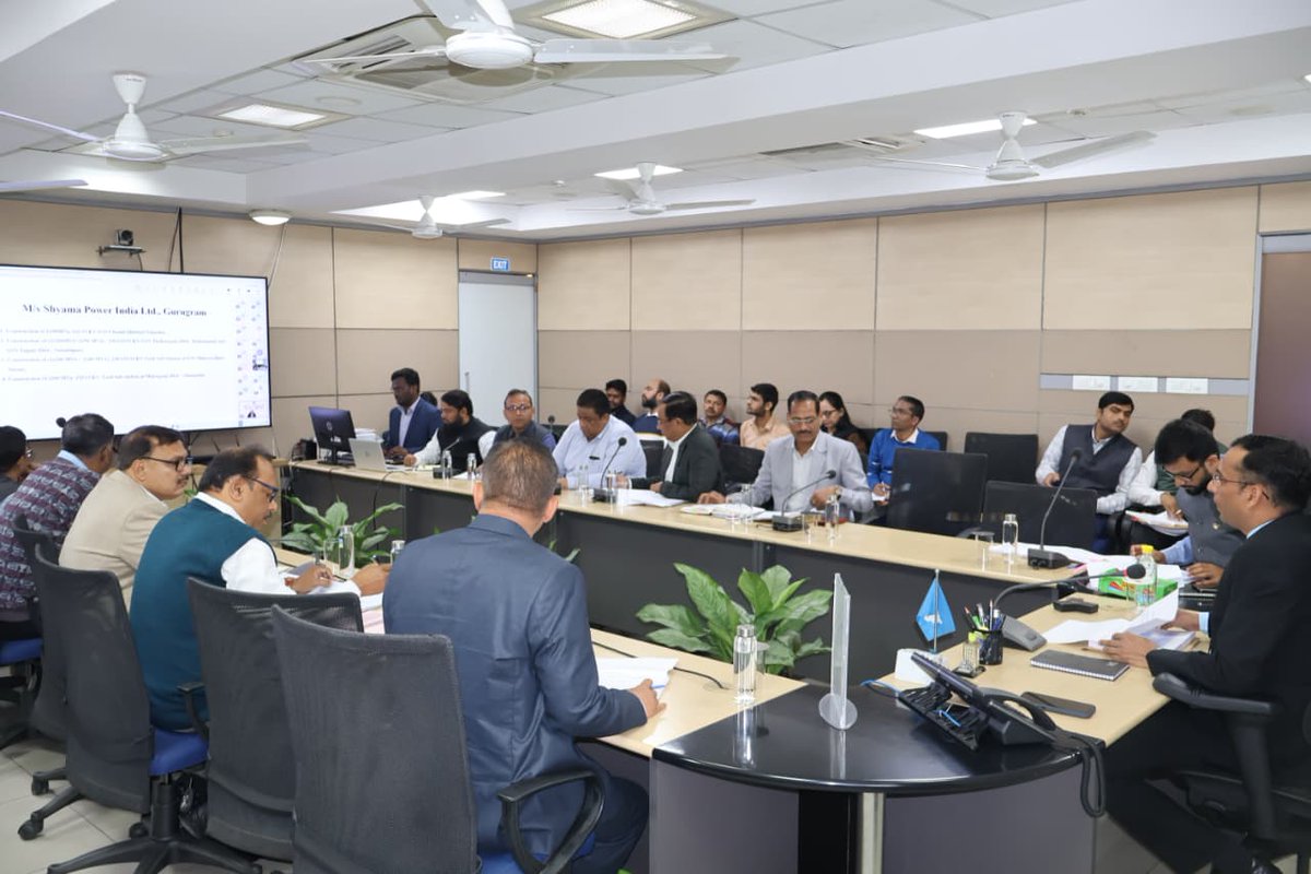 BiharEnergy's tweet photo. दिनांक 11 फरवरी 2026 को ऊर्जा विभाग के सचिव एवं बिहार स्टेट पावर होल्डिंग कंपनी लिमिटेड के अध्यक्ष-सह-प्रबंध निदेशक श्री मनोज कुमार सिंह (भा.प्र.से.) की अध्यक्षता में वीडियो कॉन्फ्रेंसिंग के माध्यम से बिहार स्टेट पावर ट्रांसमिशन कंपनी लिमिटेड के द्वारा कार्यान्वित परियोजनाओं की समीक्षा बैठक आयोजित की गई। बैठक में नॉर्थ बिहार पावर डिस्ट्रीब्यूशन कंपनी लिमिटेड तथा बिहार स्टेट पावर ट्रांसमिशन कंपनी लिमिटेड के प्रबंध निदेशक श्री राहुल कुमार (भा.प्र.से.) उपस्थित रहे। 

इस दौरान विभिन्न कार्यरत एजेंसियों के प्रतिनिधियों ने वीडियो कॉन्फ्रेंसिंग के माध्यम से भाग लेते हुए अपनी-अपनी परियोजनाओं की प्रगति रिपोर्ट प्रस्तुत की। ऊर्जा सचिव ने एजेंसियों को गुणवत्ता मानकों का कड़ाई से पालन कर निर्धारित समयसीमा के अंदर कार्य पूर्ण करने का निर्देश दिया।

@IPRDBihar @EnergyBihar @SEVA_BSPTCL 

#BSPHCL #BSPTCL #NBPDCL #BiharEnergy #PowerSectorReview #electricity