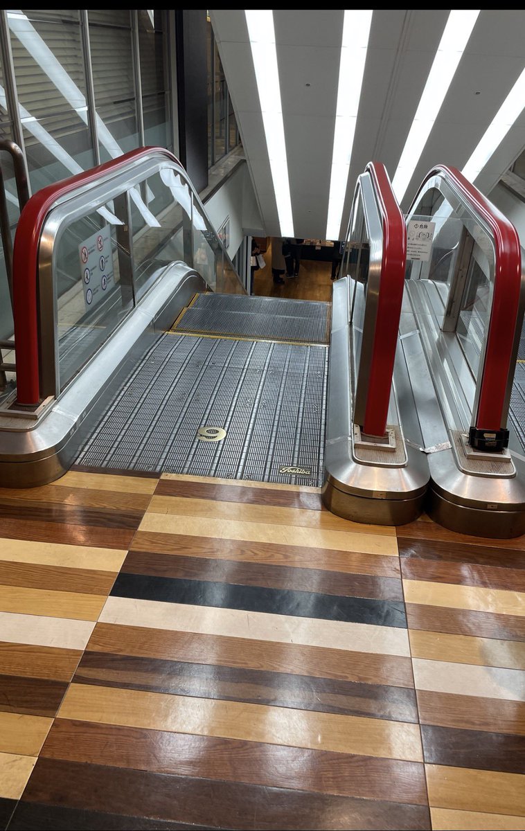 地方公務員だから、居場所がわかるような行動はしないように心がけてる。

しかし、これが見れるのは残り2週間ちょっとだからたくさんの人が写真撮ってた。
世界に2基しかないやつです。