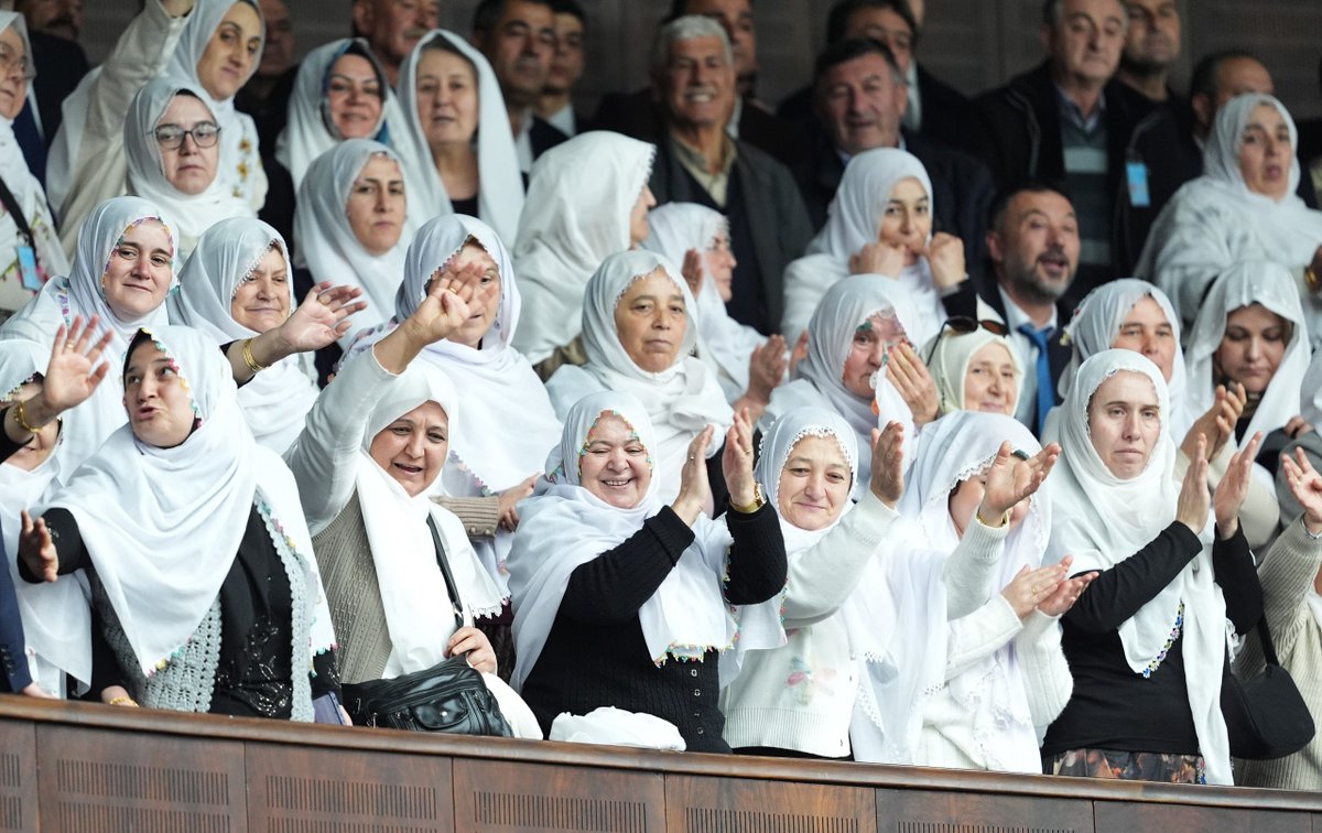 “Yıllarca sırf başörtülerinden ötürü kadınların eğitim hakkını, kamuda çalışma hakkını hatta seçilme hakkını gasp edenlerle, Anadolu kadınının asırlardır üzerinde gururla taşıdığı yazmasına, tülbentine dil uzatanlarla, milletimize tepeden bakanlarla mücadelemizi her zeminde