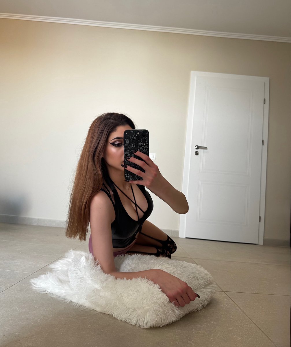 KarlaaAzzeh's tweet image. Sidewalks and skeletons got me feeling like💀🎶 What’s YOUR go to track when you’re feeling unhinged? Rec me in comments
.
.
.
#gothfashion #alternativegirl #altfashion #altgirl #gothgirl