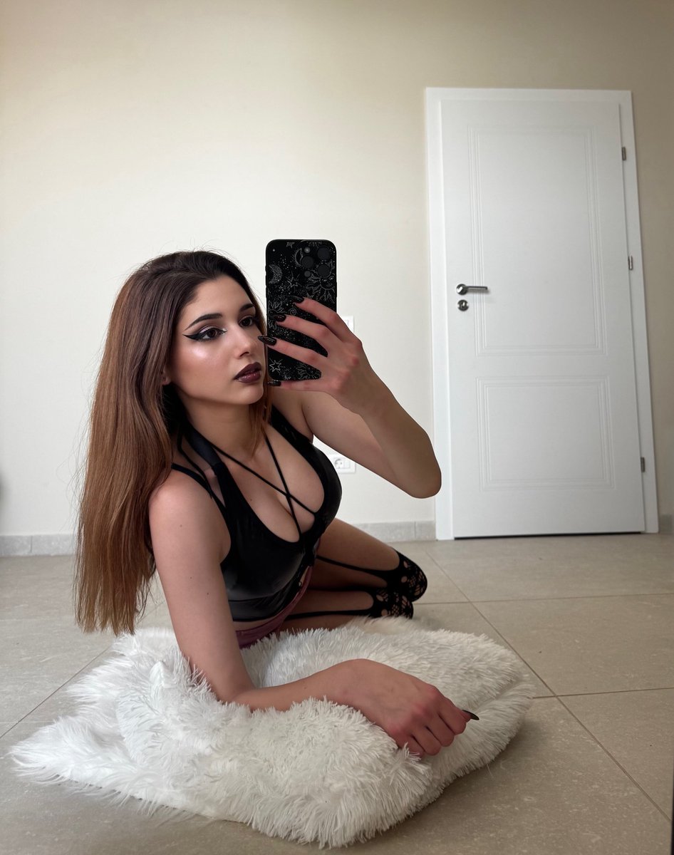 KarlaaAzzeh's tweet image. Sidewalks and skeletons got me feeling like💀🎶 What’s YOUR go to track when you’re feeling unhinged? Rec me in comments
.
.
.
#gothfashion #alternativegirl #altfashion #altgirl #gothgirl