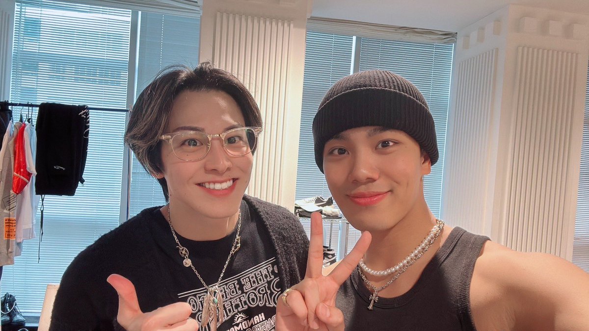 【#岩城星那🌹】

タイから帰ってきて、
1発目のリハーサル中に
THE RAMPAGEのRIKUさんと陣さんから
メンバープロデュースグッズを
いただきました😱😳

かわいすぎていただいた瞬間に
身につけてしまった。
恐るべしパワー。

そして、
RIKUさんと写真も
撮らせていただきました！😱

嬉しい一日。。