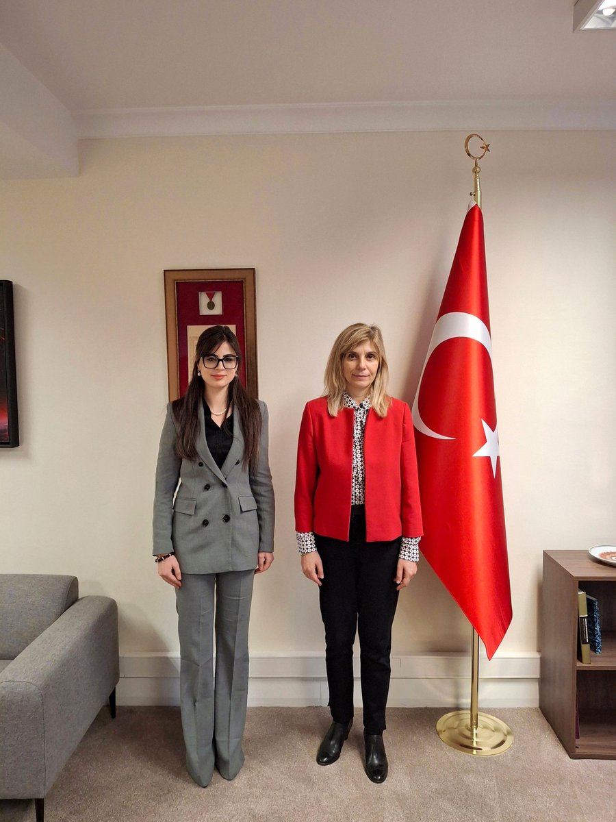 ecemmunall's tweet photo. Türkiye Cumhuriyeti Manchester Başkonsolosu Büyükelçi Füsun Aramaz’ı makamında ziyaret ettim.
🇹🇷🇬🇧
📍Manchester, Ingıltere https://t.co/VMML3cwAGh