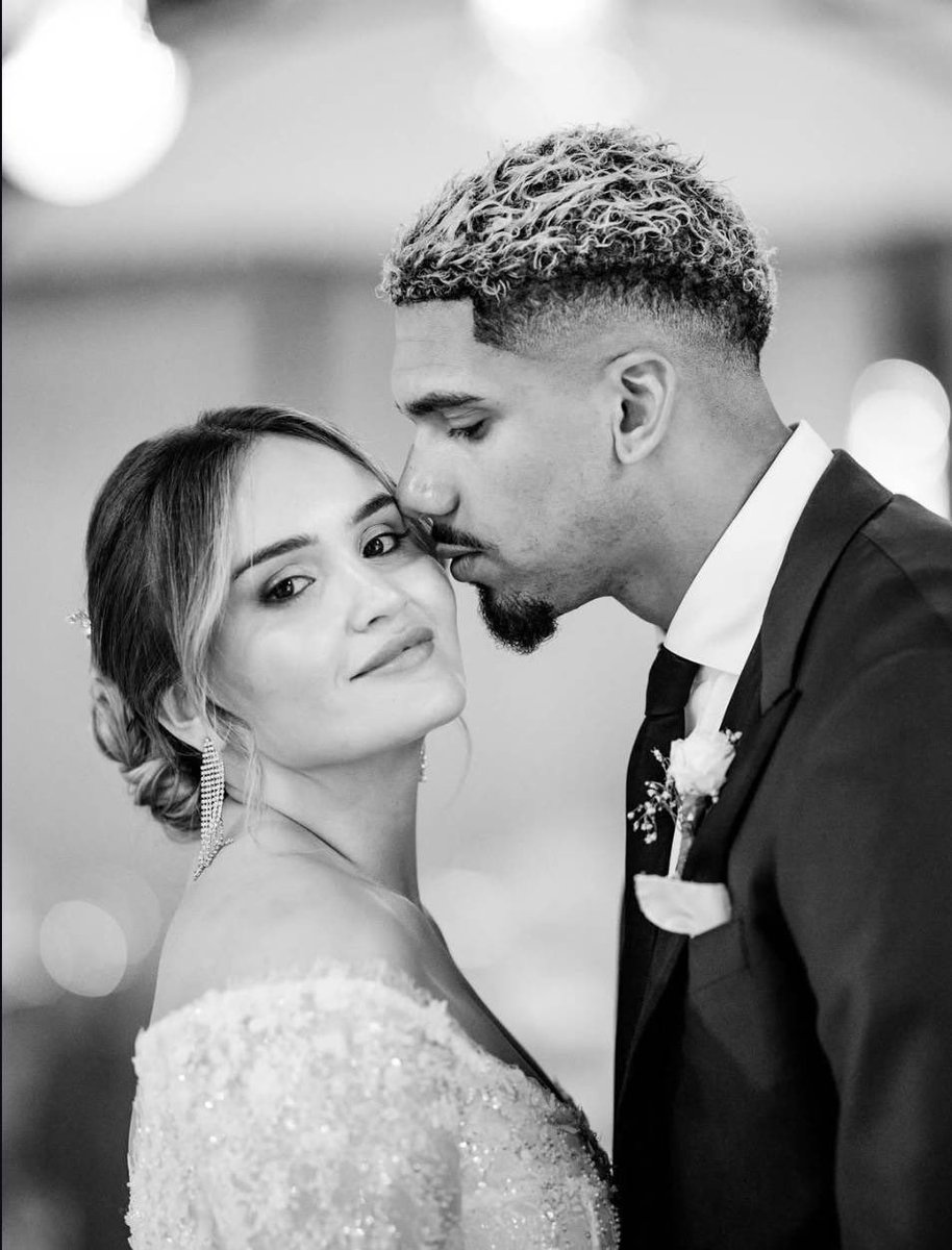 🎙️Ronald Araújo: “One day I was drinking mate with my wife when I saw her face change as she looked at her phone — then she started crying.” 

“I asked her what happened, and she told me: ‘I don’t understand how cruel people can be, they’re wishing DEATH on our daughters.’”

When