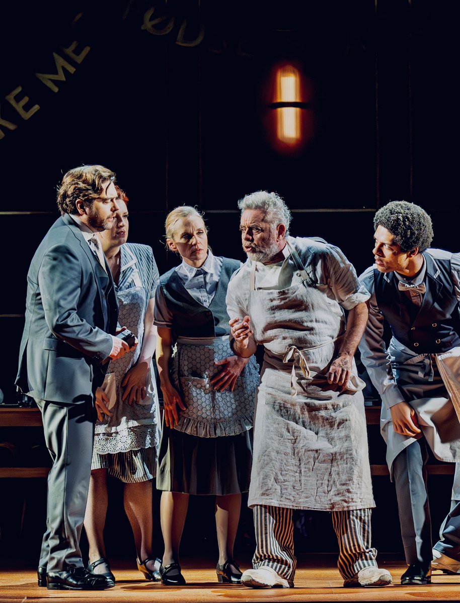 AledHall's tweet image. Methu credu bod blwyddyn gyfan (i’r dydd) wedi mynd ers noson agoriadol ‘Festen’ llynedd..am sioe anhygoel ôdd hi ‘fyd👌🏼

Can’t believe a year exactly has gone since we premiered ‘Festen’ (Turnage) last year @rbo_org 
What an amazing show/cast it was👌🏼

#Chef
#Festen