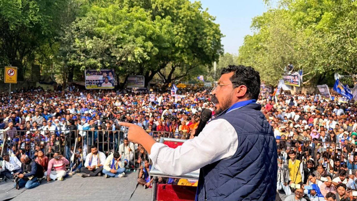 ASP4Nagina's tweet photo. आज जंतर-मंतर पर SC/ST/OBC की हकमारी के खिलाफ ‘महा-आंदोलन’ में अपनों के बीच हक़ और सम्मान की आवाज़ बुलंद करते हुए। https://t.co/o9SSGS2DDI