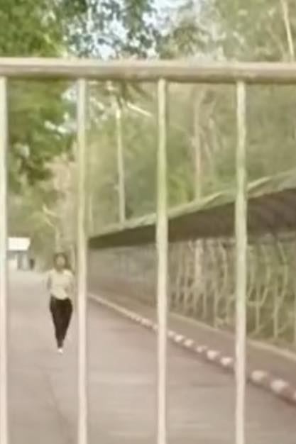 TifFaNy_9member's tweet image. มันยิงเด็กก่อนแล้วมันค่อยปล่อยตัวให้น้องเดินออกมาเอง น้องโดนยิงเข้าที่ท้อง ไม่รู้ตอนนี้น้องเป็นยังไง

#กราดยิง 
#สงขลา