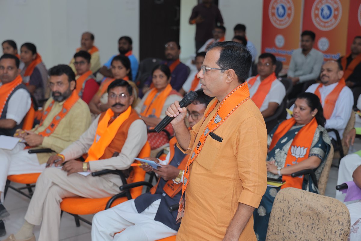BJP4Gujarat's tweet photo. પ્રદેશ અધ્યક્ષ શ્રી @iJagdishBJP ની અધ્યક્ષતામાં આજે પંચમહાલ જિલ્લા કાર્યાલય ખાતે નવનિયુક્ત હોદ્દેદારોની પરિચય બેઠક યોજાઈ. જેમાં પ્રદેશ અધ્યક્ષશ્રીએ હોદ્દેદારો સાથે સંગઠનાત્મક ચર્ચા કરી માર્ગદર્શન આપ્યું.

આ પ્રસંગે પ્રદેશ મહામંત્રી શ્રી @Hitendrasinhbjp , પ્રદેશ ઉપાધ્યક્ષ શ્રી @Jaydrathsinhji અને જિલ્લા પ્રમુખ શ્રી મયંકભાઈ દેસાઈ વિશેષ ઉપસ્થિત રહ્યા.