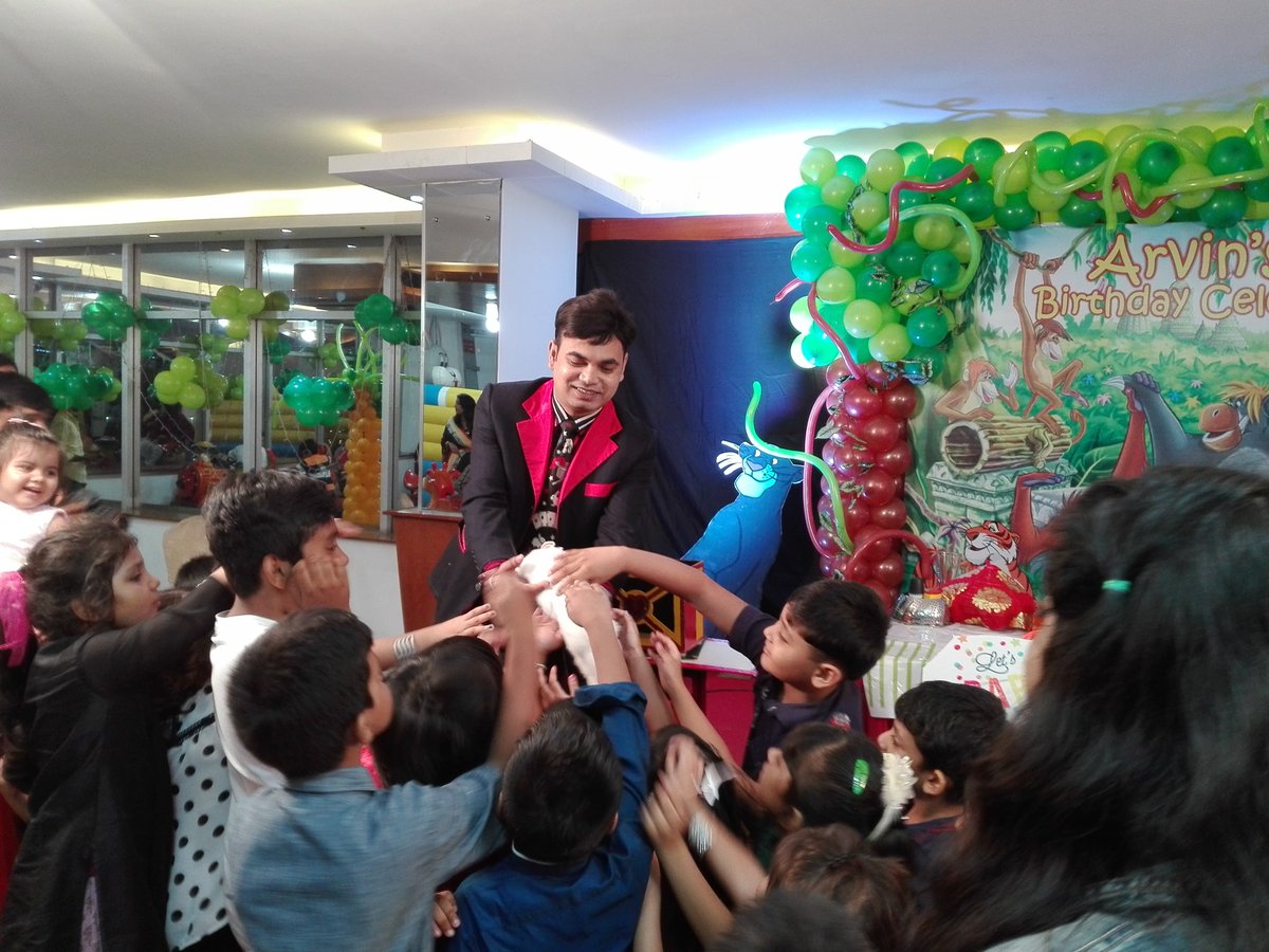 OmorSharif01's tweet photo. 👨👧👦Excited mood with some of my🥰adorable Kids & Child Magic lover friend & followers🇧🇩.
🔍To know more search Google Images:- Omar Sharif Bangladesh/ Children friendly Famous Magician.
#Children #Friendly #MagicArtist #MagicianDhaka #MagicianBangladesh #FamousMagicianBangladesh https://t.co/hyt1yyg6At